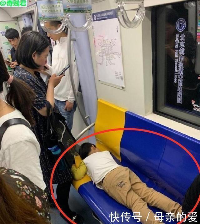 保洁员|男孩在洗手池撒尿,奶奶声称“尿是干净的”,保洁员的回怼真解气