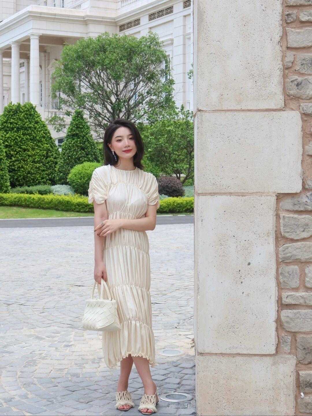 海滩|夏季,去海滩怎么穿才时髦?穿一字肩+牛仔裤高级优雅,清爽大气