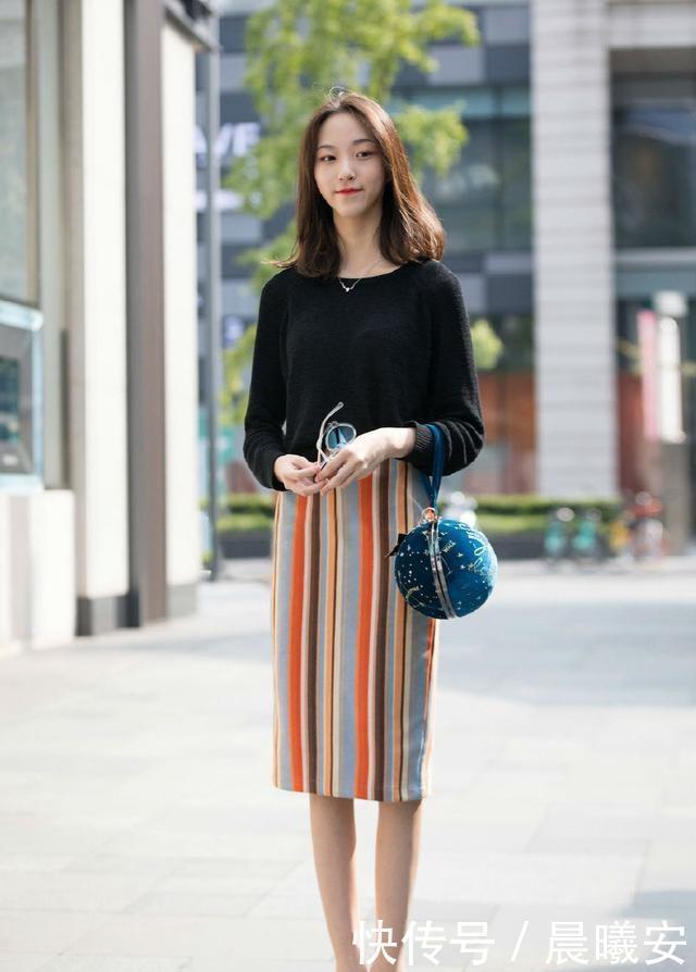 黑色|街拍高挑的小姐姐,搭配白色的打底裤和黑色外套,尽显好身材