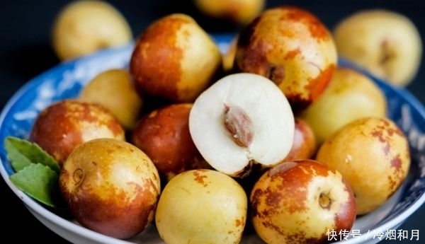 冬枣的颜色|买冬枣时,挑个头大还是个头小?果农教您正确方法,别再挑错了