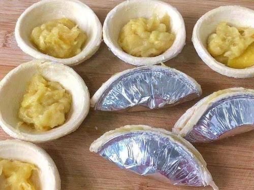  蛋挞皮对折，两面都酥脆，一口超香甜