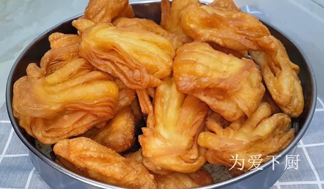 炸麻花，记住不要直接下锅炸，诀窍告诉你，麻花香酥焦脆，不油腻