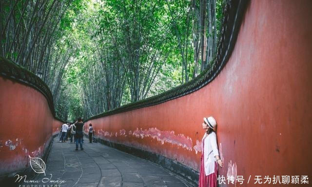 占地面积虽不大 , 被誉为成都第一景区，红墙竹影清静幽雅