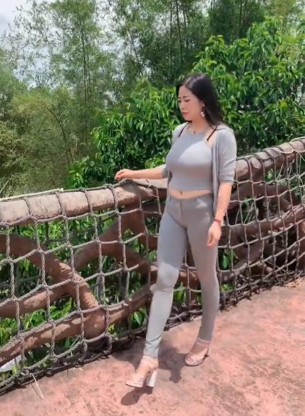 街拍小姐姐，百搭的紧身牛仔裤形象，一个侧颜杀让人难以忘怀