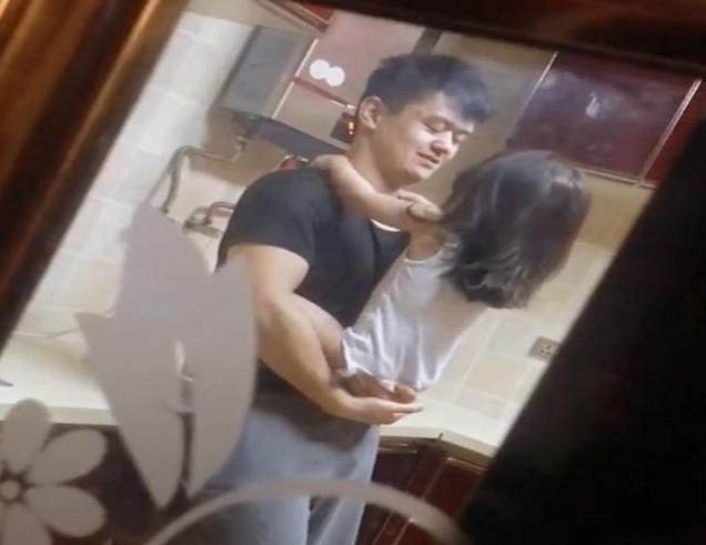 妈妈|妈妈出差刚回家,还以为老公闺女热炕头,结果在厨房看到这一幕