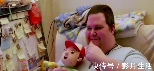 男孩|33岁“巨婴”男孩,每天吸奶嘴、睡婴儿床,自称是2岁婴儿