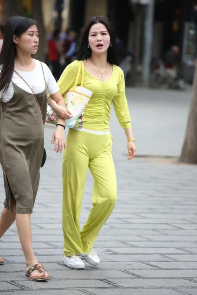 美女清新的休闲搭配简洁时髦，修饰身姿也让你很有气质