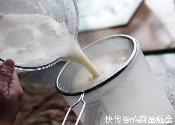 一把黄豆,卤水石膏都不用,在家轻松做豆腐,简单到小学生都会