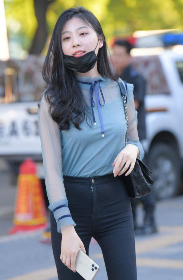 美女薄纱设计装扮增添了几分朦胧美,提升了整个造型的靓丽感