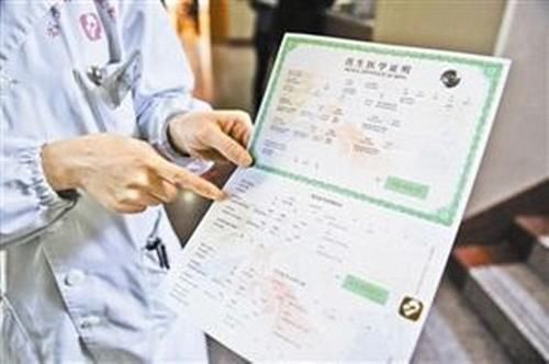 宝妈|宝宝出生证名字被打错，上户口又弄错，宝妈看后：够特别，不改了