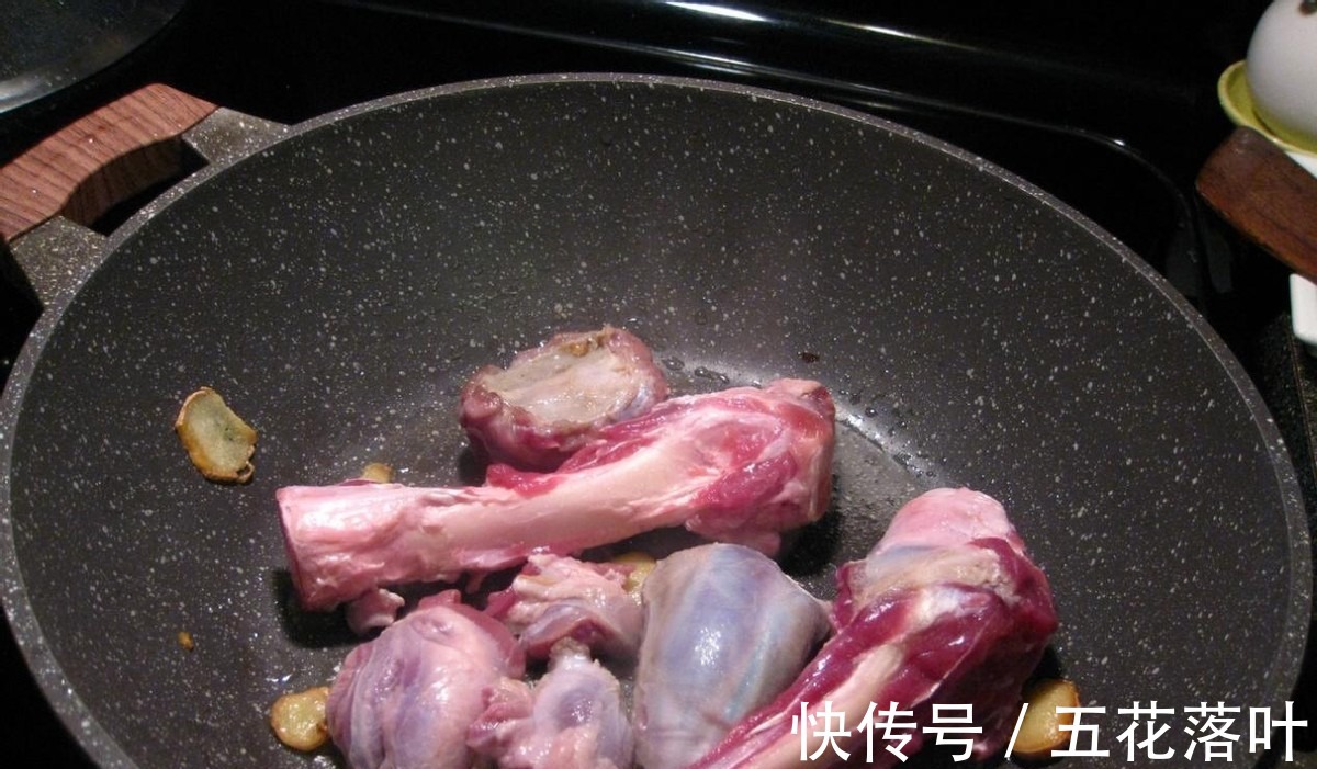 清炖羊肉，汤浓而鲜，肉烂不腻，秋冬进补还得吃羊肉！
