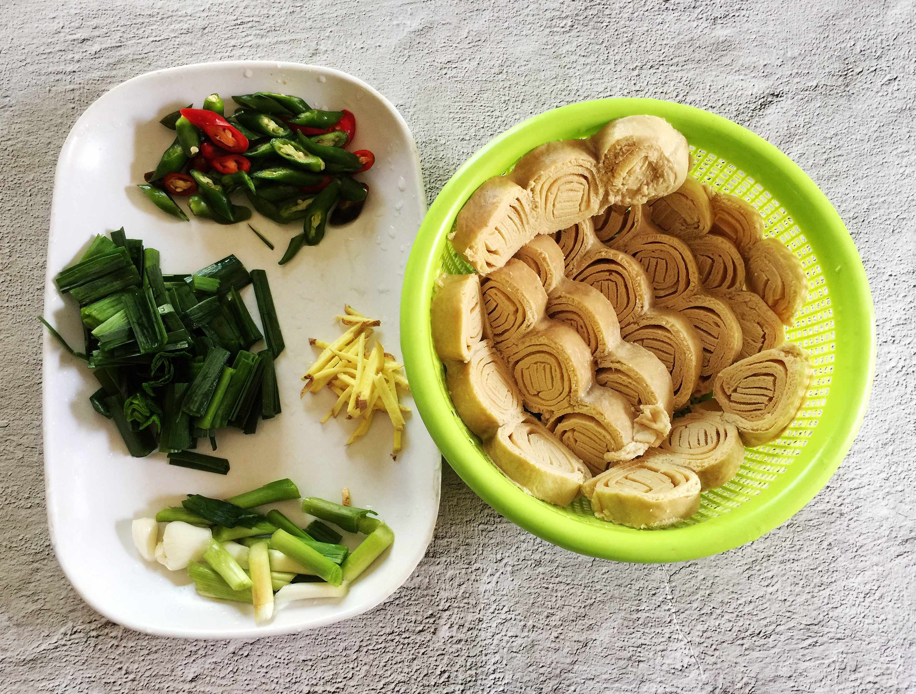  瘦肉|农家特色菜：霉千张筒，配瘦肉一炒，香辣开胃，配米饭实在太香了