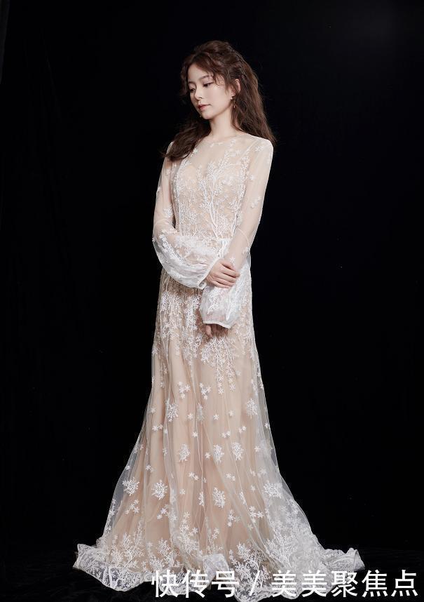 陈卓璇穿裙装好甜美,刺绣长裙温柔高贵,短裙活泼可爱真时尚