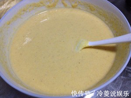 玉米面新做法,开水一烫,筷子一搅,一个就能解决全家人早餐