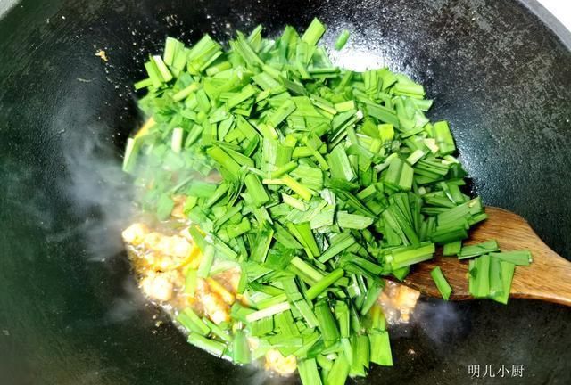 韭菜炒蛋你吃够了吗?换个食材这样做,不放味精也鲜美,孩子爱吃