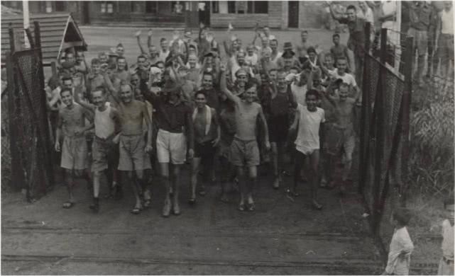 报纸|这张二战幸存战俘的照片,为何那么著名?报纸放大你就懂了