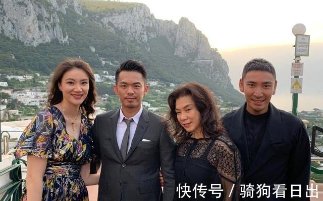 夫妻相|谢杏芳挽林丹胳膊现身，两口子都花衣服还挺有夫妻相，越看越登对！