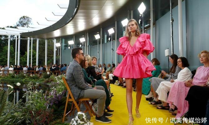 t台|这场夏日服装秀太酷了,把T台搬到了植物园里,女孩们宛如精灵!