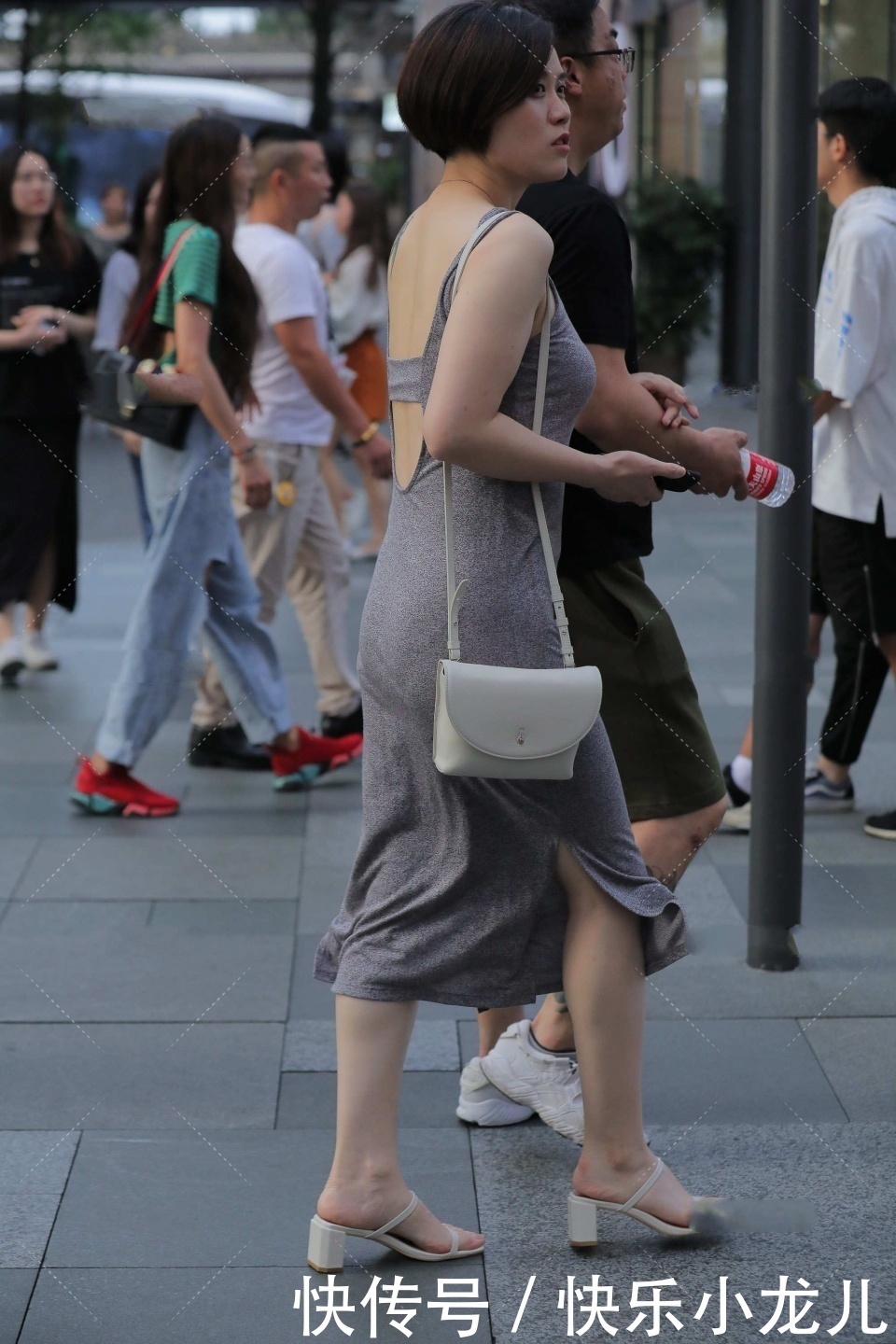 莫代尔 长款莫达尔修身裙,时髦洋气,后背独特式设计,更显好看身材