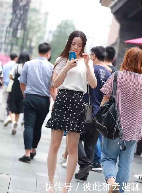 美女脚上搭配一双白色的低跟鞋,绽放时尚的魅力