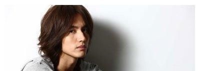 张信哲爆料某男星化妆要3个小时，并且每根头发都有应该放的地方