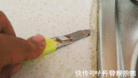 发霉|卫生间玻璃胶用久了发霉,师傅教你一招,转眼就干净