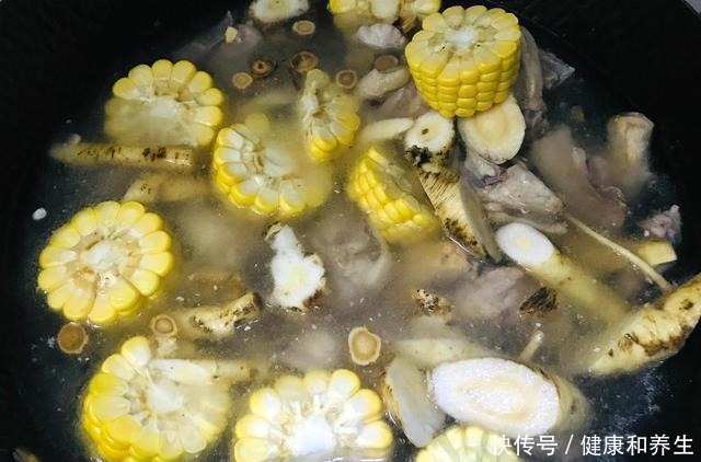 天冷了，炖鸡汤加一鲜品，味香味浓，甘甜滋补，手脚暖和不冰冷