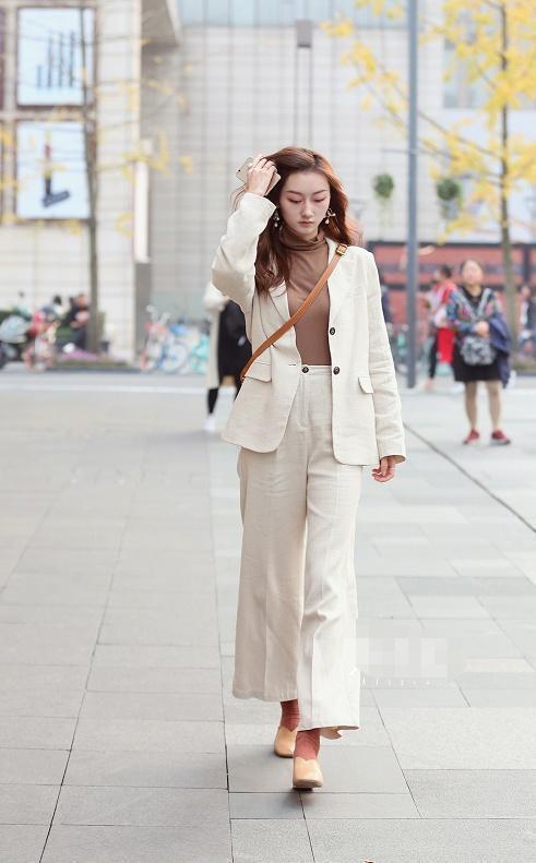 街拍：青春气息洋溢的美女，多姿的身段，走在街头靓丽抢眼