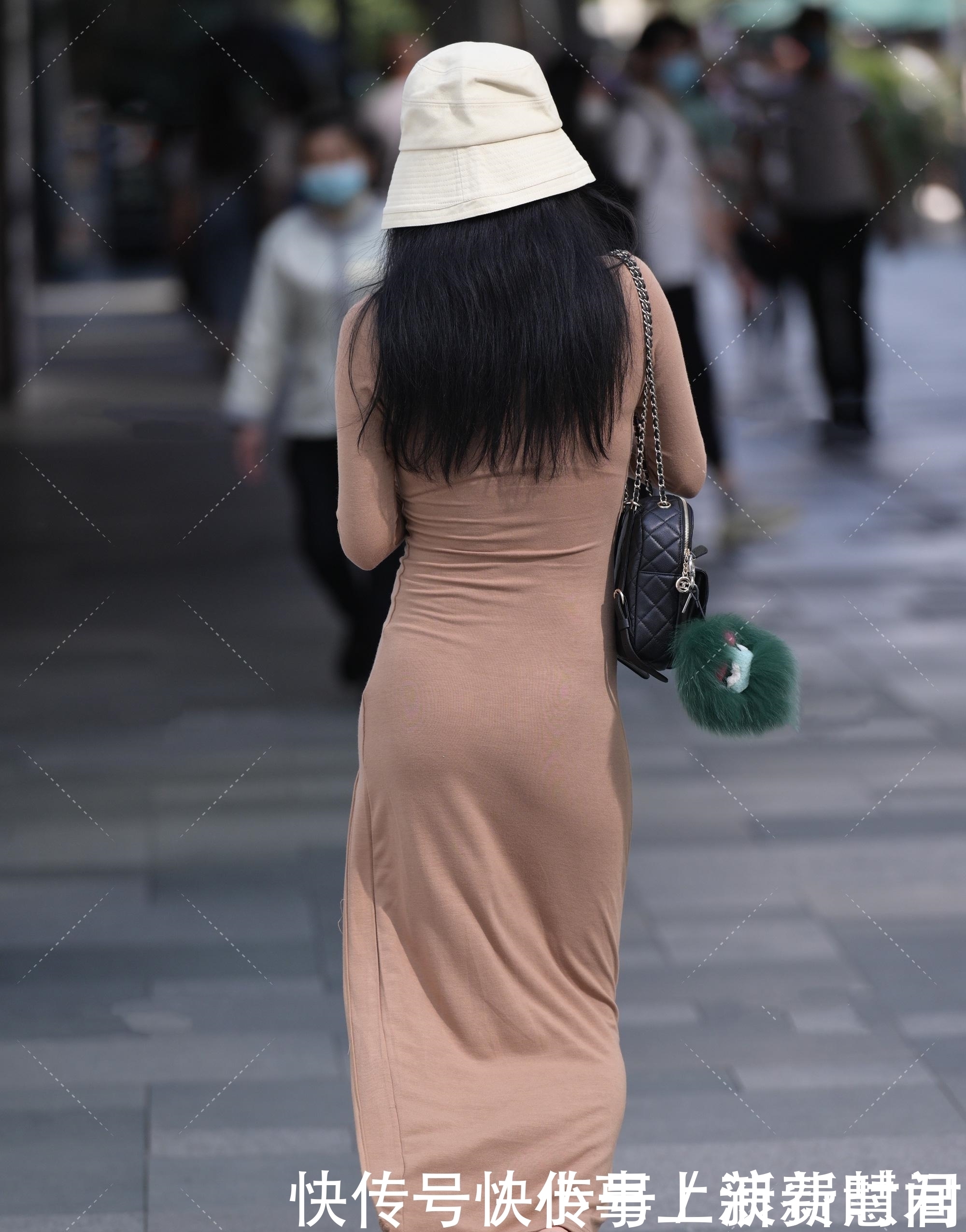 米色圆顶帽搭配卡其色连衣裙,即彰显时髦气场又穿搭出“高级感”