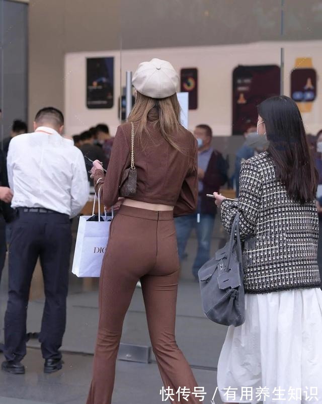 搭配 黑色背心搭配蓝色打底裤,深浅色系搭配,高挑又好看!