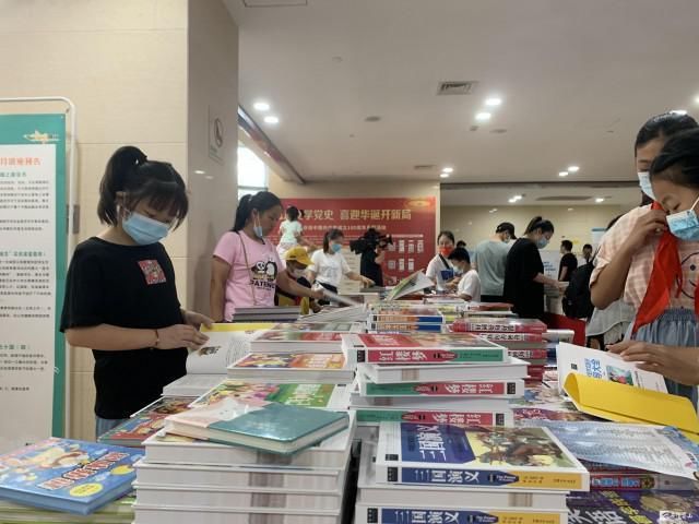 中国邮政$全民阅读公益图书展活动举行