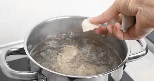 煮饺子,最忌水开直接下锅煮,牢记4点,饺子劲道好吃不破皮