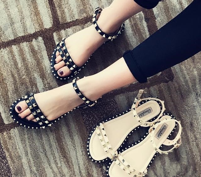 时尚 漂亮女人要懂得拒绝平庸,今年流行铆钉凉鞋,分分钟“扎”你心