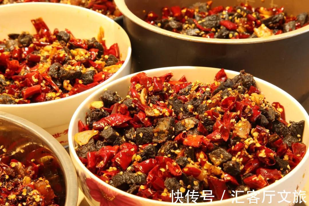 井盐|去年才通高铁,这座“十八线”国内小城,凭什么就火到了国外?