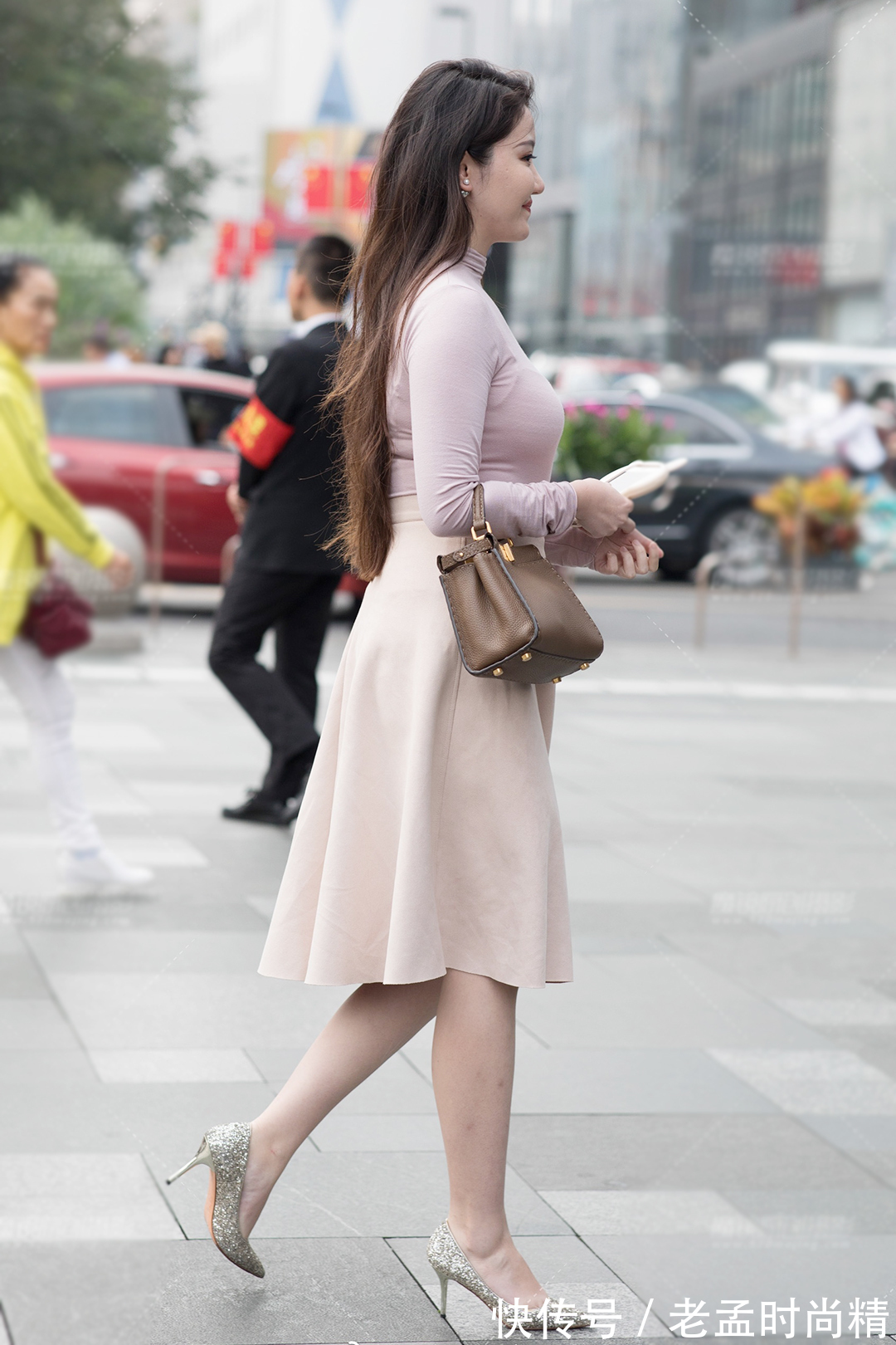 气质|初秋优雅清新的穿搭,高领打底衫配半身裙,简约大方又显气质