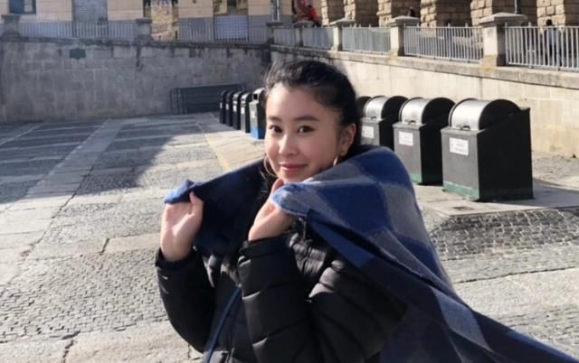 杨子18岁女儿近照曝光,晒豪车钥匙被指炫富,价位限制了想象