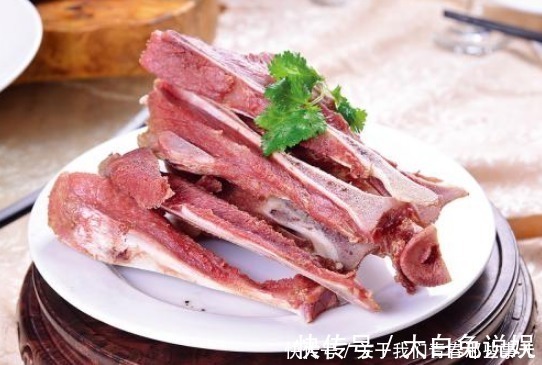 买排骨时，“前后”要分清，区别很大，挑错了肉少口感差，白花钱