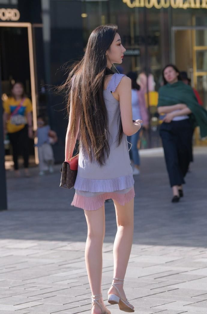 街拍美女:优雅潇洒的外在美,轻盈短裙才能自然展现