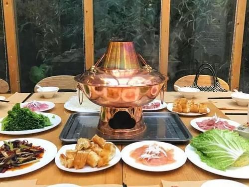 来成都旅游，头回听到还有菊花火锅？是我想的那个菊花，是我想的那个火锅吗？