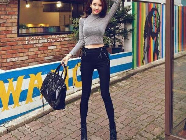 随性|街拍随性淡然的紧身牛仔裤小姐姐,平添了可爱气息