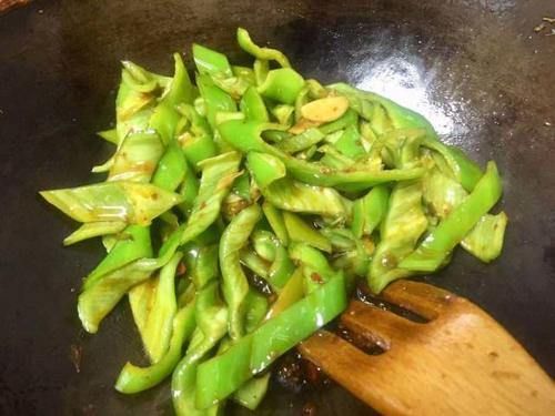 荷包蛋的新吃法，加入尖椒炒一炒，变身有滋有味的下饭菜，特开胃