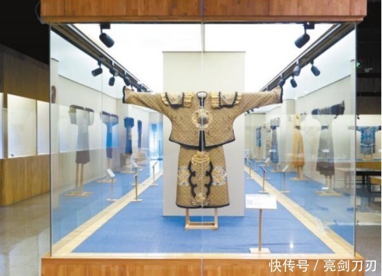 一年亏损8亿!知名服装品牌陷入困境,如今想靠“卖房续命”