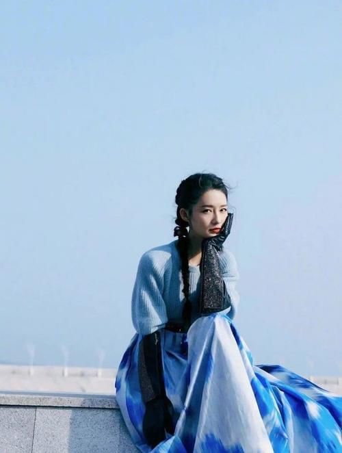 麻花辫|美女小姐姐优雅大方，麻花辫配文艺风长裙，宛如画中人