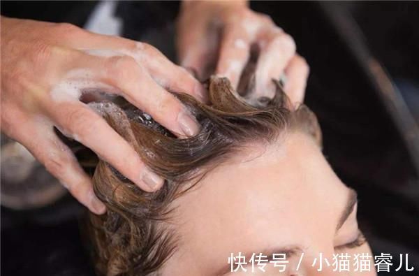 头皮|天天洗头到底好不好洗头经常犯这3个错误,怪不得头发越掉越多