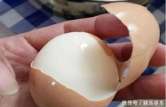 煮鸡蛋不要只用清水，多加这一步，蛋壳一碰就掉，蛋黄鲜嫩营养好！