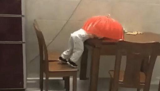 篮子|宝宝掩耳盗铃式偷吃火了!被抓包时还投入的吃着,网友:家贼难防