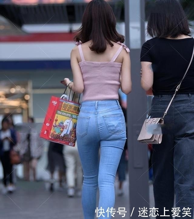 青春|粉吊带配紧身牛仔裤,简洁大方,充满青春活力