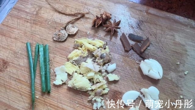 拌饭|这蒸菜我家一周做3次,食材炒下蒸一蒸软嫩鲜香,汤汁拌饭真得劲