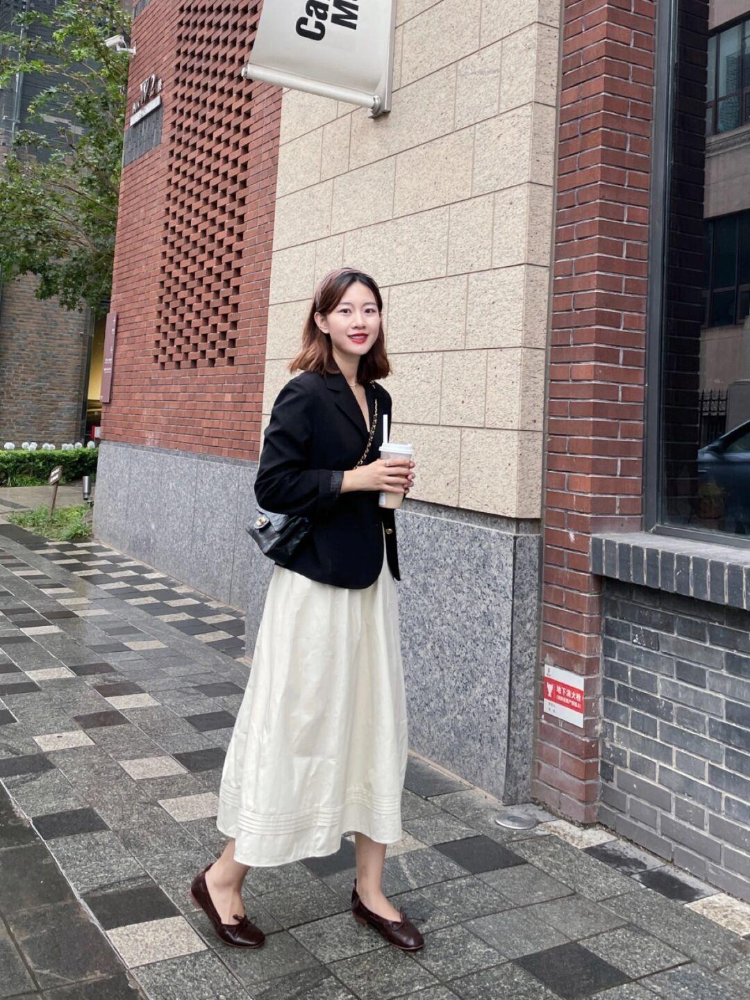 小个子|秋天就应该穿得洋气,绿色衬衫+牛仔背带裤优雅大方,超好看