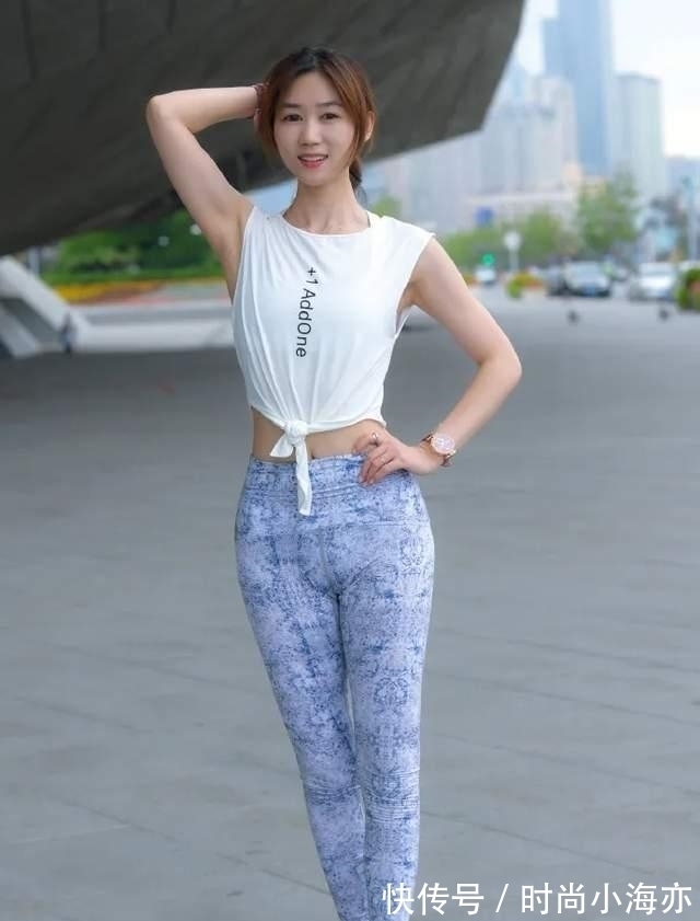 长裤 无袖圆领T恤,搭配蓝白相间的修身长裤,尽显出柔美的气质